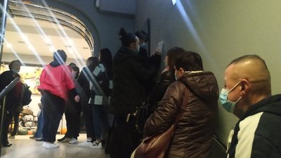 Люди стояли в черзі декілька годин