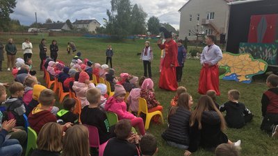 Вистави просто неба: рівненські актори театру ляльок виступають у волинських селах Вистави просто неба: рівненські актори театру ляльок виступають у волинських селах