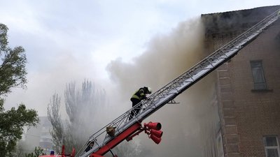 У Слов'янську майже 6 години гасили пожежу у Центрі культури та довкілля У Слов'янську майже 6 години гасили пожежу у Центрі культури та довкілля