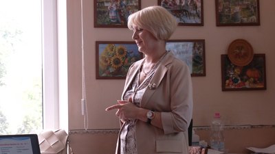 Вчителька української мови Світлана Ткачук допомагає учням надолужувати знання за програмою 7 класу Вчителька української мови Світлана Ткачук допомагає учням надолужувати знання за програмою 7 класу