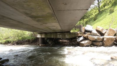 Міст зруйнувався - люди ходять пішки. Реалії прикарпатського гірського села Міст зруйнувався - люди ходять пішки. Реалії прикарпатського гірського села