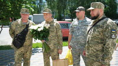 Назвали на честь батька: захисника відпустили з передової на зустріч з новонародженою дочкою Назвали на честь батька: захисника відпустили з передової на зустріч з новонародженою дочкою