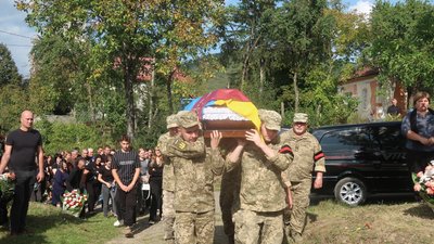 На Закарпатті попрощалися з полеглим на війні Михайлом Козаком На Закарпатті попрощалися з полеглим на війні Михайлом Козаком