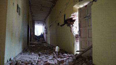 "Хочеться вірити, живі": у Чугуєві під завалами будинку культури шукають людей "Хочеться вірити, живі": у Чугуєві під завалами будинку культури шукають людей