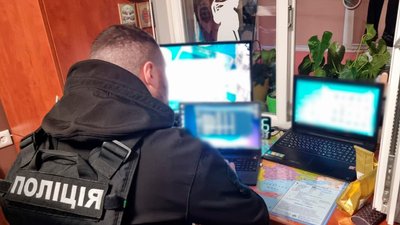 Затримали двох підозрюваних у створенні та поширенні дитячої порнографії, на Рівненщині