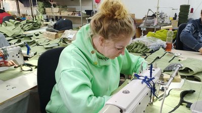 Швейний батальйон: у Луцьку волонтери виготовляють тактичні жилети для воїнів Швейний батальйон: у Луцьку волонтери виготовляють тактичні жилети для воїнів