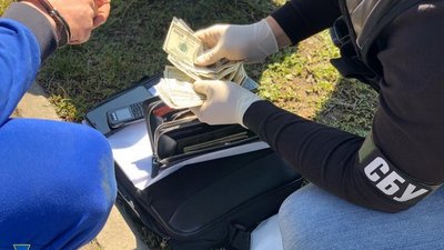Чиновника міграційної служби затримали у Харкові на хабарі 2500 доларів Чиновника міграційної служби затримали у Харкові на хабарі 2500 доларів