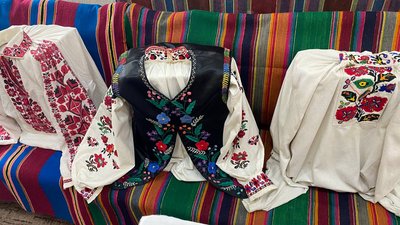 Вишиті сорочки та сукні: у Луцьку – виставка старовинного одягу Вишиті сорочки та сукні: у Луцьку – виставка старовинного одягу