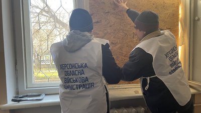 У Херсоні долають наслідки обстрілів російської армії У Херсоні долають наслідки обстрілів російської армії