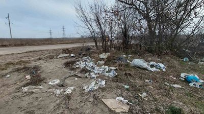 90 куб. м побутових відходів: з узбіччя траси під Одесою вивезли 12 причепів сміття 90 куб. м побутових відходів: з узбіччя траси під Одесою вивезли 12 причепів сміття