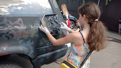 У Запоріжжі діти розфарбували автомобіль для українських захисників У Запоріжжі діти розфарбували автомобіль для українських захисників