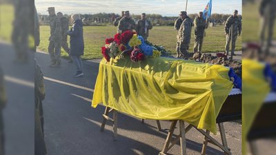 У Чернігові провели в останню путь штурмана авіації полковника Олега Шупіка У Чернігові провели в останню путь штурмана авіації полковника Олега Шупіка