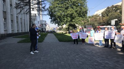 В Івано-Франківську працівники державного підприємства протестували біля адмінсуду В Івано-Франківську працівники державного підприємства протестували біля адмінсуду