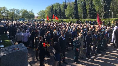 Із квітами та червоними прапорами: у Полтаві вшанували жертв Другої світової війни