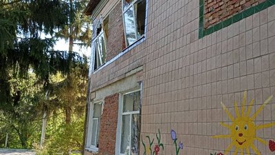 Росія вчергове обстріляла Золочів на Харківщині: пошкоджені дитсадок та школа