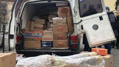 Львівські волонтери повезли дарунки військовим на Схід Львівські волонтери повезли дарунки військовим на Схід
