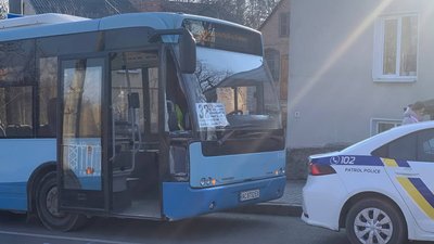 Розбите скло і двері: у центрі Луцька аварія за участі тролейбуса та маршрутки Розбите скло і двері: у центрі Луцька аварія за участі тролейбуса та маршрутки