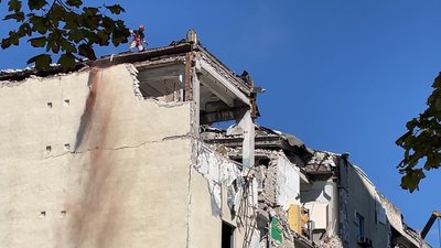 У Харкові частково демонтують аварійний будинок У Харкові частково демонтують аварійний будинок