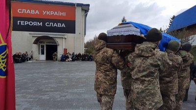 Загиблого воїна містяни проводжали навколішках, 1 листопада 2023, Хмельницький Загиблого воїна містяни проводжали навколішках, 1 листопада 2023, Хмельницький