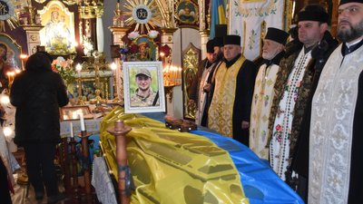 На Тернопільщині попрощалися із трьома військовослужбовцями На Тернопільщині попрощалися із трьома військовослужбовцями