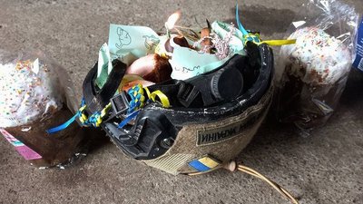 Їжа в касках та ящиках. Капелан з Буковини показав, як освячував великодні страви на фронті Їжа в касках та ящиках. Капелан з Буковини показав, як освячував великодні страви на фронті