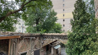 Роботи з демонтажу частини історичної будівлі у Києві зупинені Роботи з демонтажу частини історичної будівлі у Києві зупинені