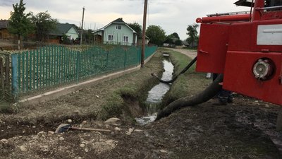 На Львівщині у селі Зарічне ліквідовують наслідки негоди