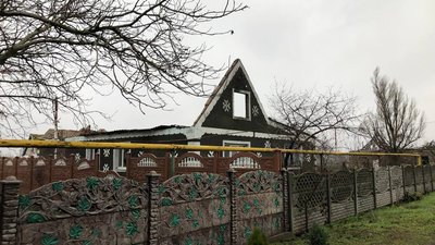 "Наше життя згоріло". На Херсонщині родина через руйнування будинку вимушена мешкати в сараї для худоби "Наше життя згоріло". На Херсонщині родина через руйнування будинку вимушена мешкати в сараї для худоби