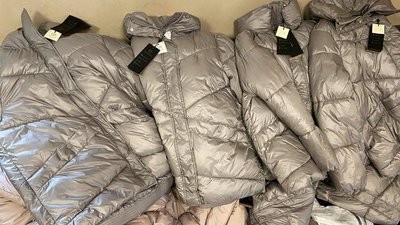 Брендові речі на понад тисячу євро вилучили митники на кордоні з Угорщиною Брендові речі на понад тисячу євро вилучили митники на кордоні з Угорщиною