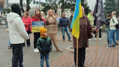 У Черкасах під міськрадою люди просили гроші на ЗСУ У Черкасах під міськрадою люди просили гроші на ЗСУ