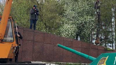 У місті на Буковині демонтували радянський танк