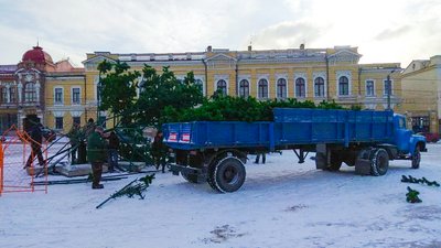 Не встигли розібрати. У Кропивницькому через вітер впала ялинка на центральній площі Не встигли розібрати. У Кропивницькому через вітер впала ялинка на центральній площі