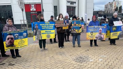 Люди зібралися на 192 акцію "Поверніть героїв з полону. Знайдіть безвісти зниклих"