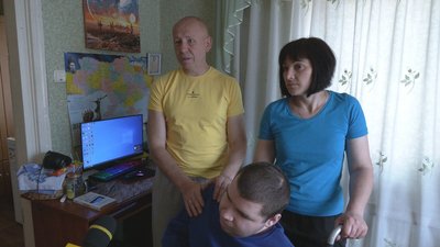 Сім'я з Вінниччини вирощує розсаду, аби врятувати сина та допомогти ЗСУ Сім'я з Вінниччини вирощує розсаду, аби врятувати сина та допомогти ЗСУ