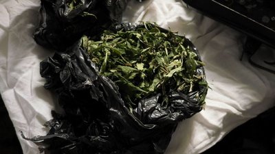 Наркотики та зброю зберігав вдома житель Херсона