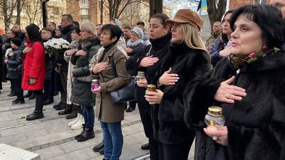 Люди у сквері Героїв Небесної Сотні Люди у сквері Героїв Небесної Сотні