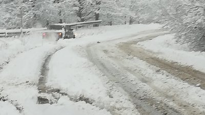 Снігу — майже пів метра: на Франківщині дорожники розчищають заметені дороги Снігу — майже пів метра: на Франківщині дорожники розчищають заметені дороги
