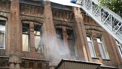 Рятувальники гасять пожежу в Харкові після російського влучання