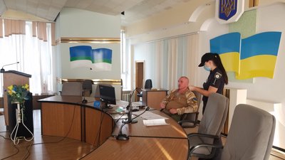 У Рівному атовці зайняли сесійну залу, сіли на місця депутатів У Рівному атовці зайняли сесійну залу, сіли на місця депутатів