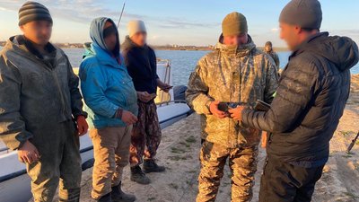 Херсонські прикордонники з гонитвою затримали у Чорному морі браконьєрів Херсонські прикордонники з гонитвою затримали у Чорному морі браконьєрів
