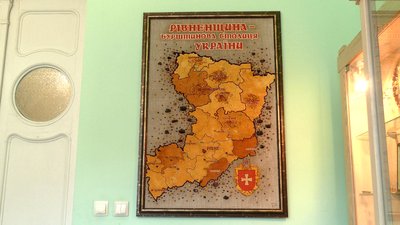 "Вивчають наш край": у Рівненському музеї бурштину провели екскурсію для дітей-переселенців "Вивчають наш край": у Рівненському музеї бурштину провели екскурсію для дітей-переселенців
