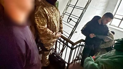 У Дніпрі за підозрою у вбивстві безпритульної та інших злочинах затримали сімох підлітків У Дніпрі за підозрою у вбивстві безпритульної та інших злочинах затримали сімох підлітків