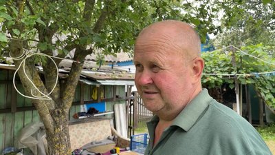 Живе серед курей та харчується рибою й жабами: на Чернігівщині житель Коропа доглядає за лелекою без крила