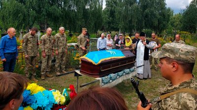 Підполковник та солдат: на Чернігівщині провели в останню путь двох бійців Підполковник та солдат: на Чернігівщині провели в останню путь двох бійців