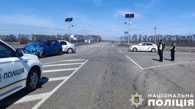 Неподалік Полтави зіткнулися автомобілі "Renault" Неподалік Полтави зіткнулися автомобілі "Renault"