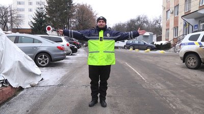 Регулювальники допомагають водіям, коли не працюють світлофори. 2 грудня 2022 рік Регулювальники допомагають водіям, коли не працюють світлофори. 2 грудня 2022 рік