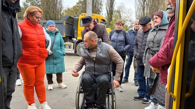 Водіїв громадського транспорту навчають допомагати маломобльним людям