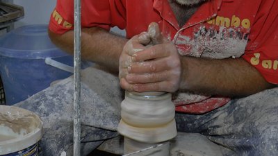 Сергій Спасьонов створює виріб Сергій Спасьонов створює виріб