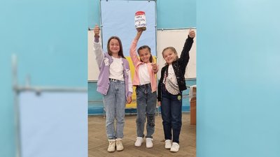 Дівчата збирають гроші для ЗСУ Дівчата збирають гроші для ЗСУ