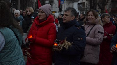 Житомиряни з лампадками та квітами прийшли вшанувати пам'ять жертв голодоморів Житомиряни з лампадками та квітами прийшли вшанувати пам'ять жертв голодоморів